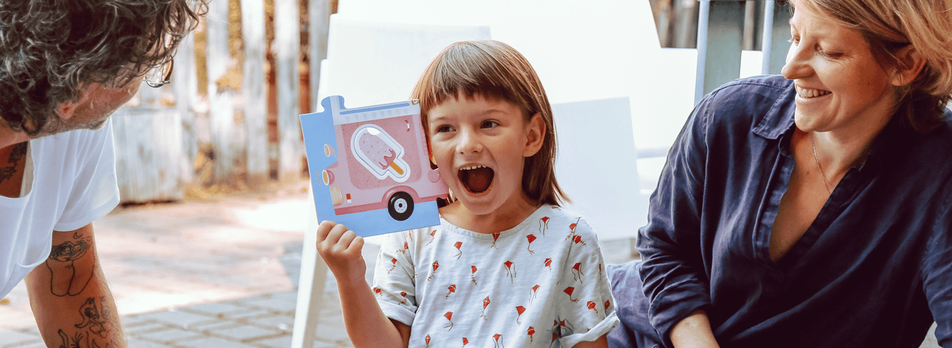 mama, tata i córka układają puzzle